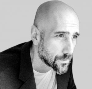 Isra-Bravo-autor-bestseller-copywriter-y-comunicacion-persuasiva